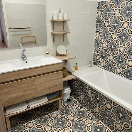 Climatisé F3 Proche Port Et Aéroport *