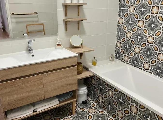 Climatisé F3 Proche Port Et Aéroport *